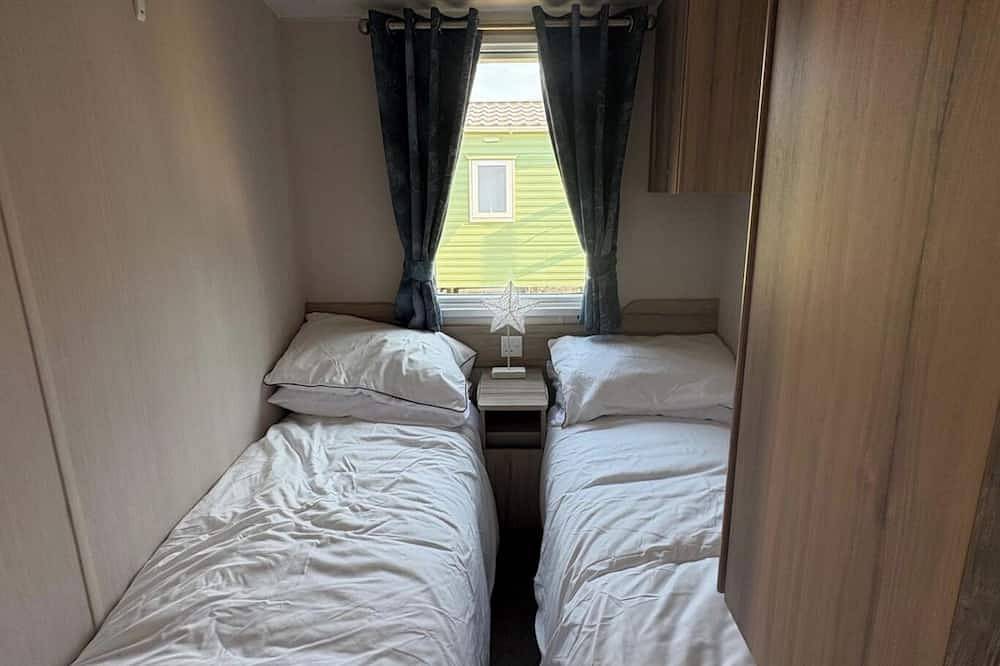 Billing Aquadrome 2-Bed Caravan, Sleeps 6, Parking in Northampton, Northamptonshire