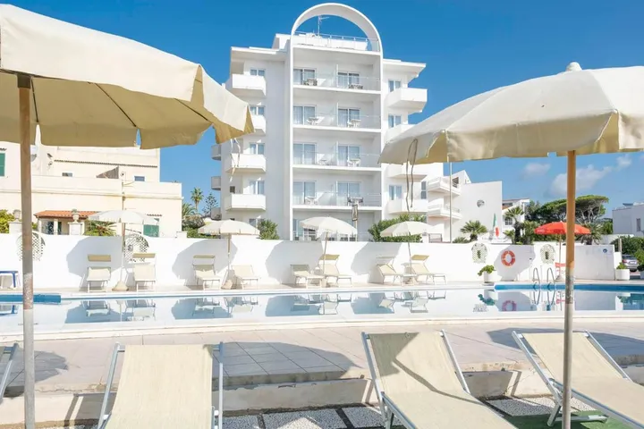 Aparthotel para 3 personas, con piscina además de terraza y jacuzzi, Se admiten mascotas - 1