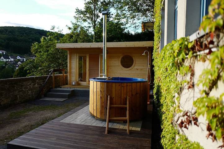Ferienhaus für 20 Personen, mit Sauna und Terrasse sowie Garten und Whirlpool im Ahrtal