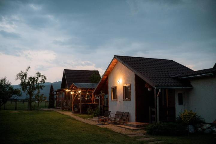 Location de vacances pour 4 personnes, avec vue et jardin ainsi que piscine et balcon dans Mureș