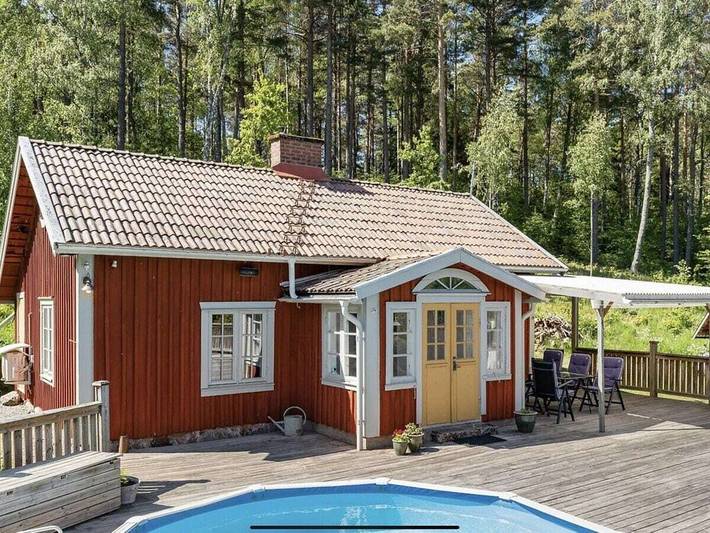 Ferienhaus für 6 Personen, mit Whirlpool und Terrasse sowie Garten und Pool in Hjo