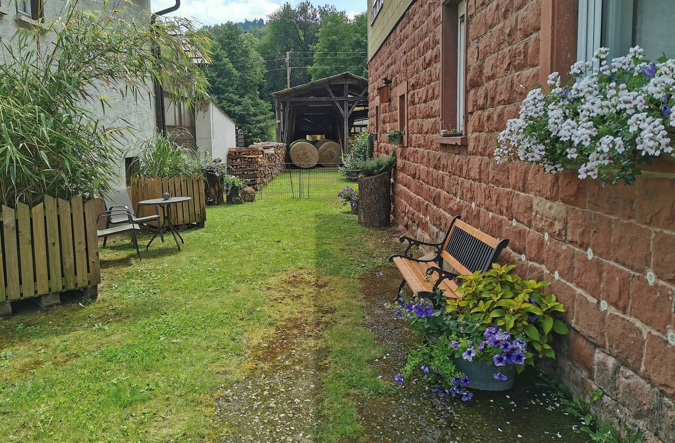 Ganze Ferienwohnung, Ferienwohnung im Erdgeschoss direkt am Rad- und Spazierweg in Silz (Pfalz), Trifelsland