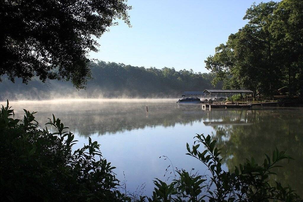 Awesome Lakefront Log Cabin mit überdachten Dock ~ in der Nähe von Clemson in Saxony Forest, Lake Keowee