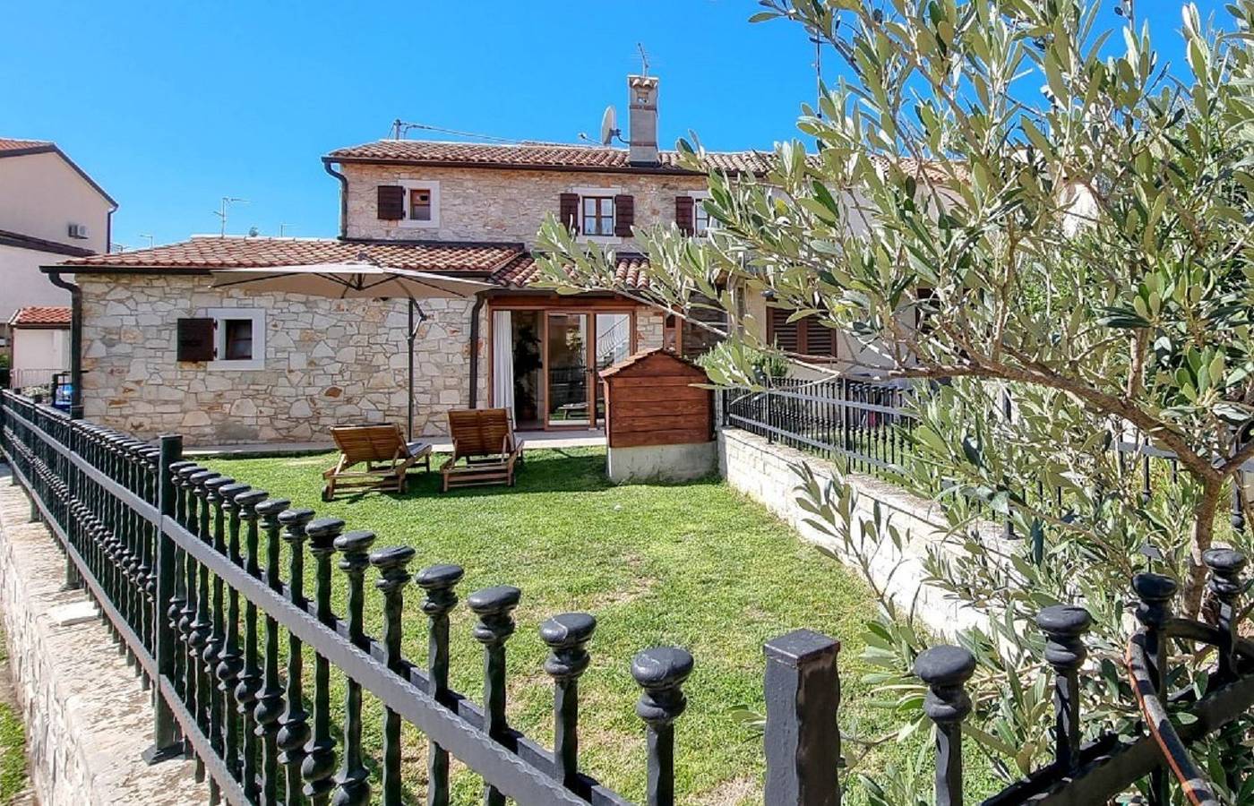 Hundefreundliches Steinhaus nur 100 Meter zum Strand mit privatem Garten, Liegen, Bbq in Novigrad, Umag i okolice