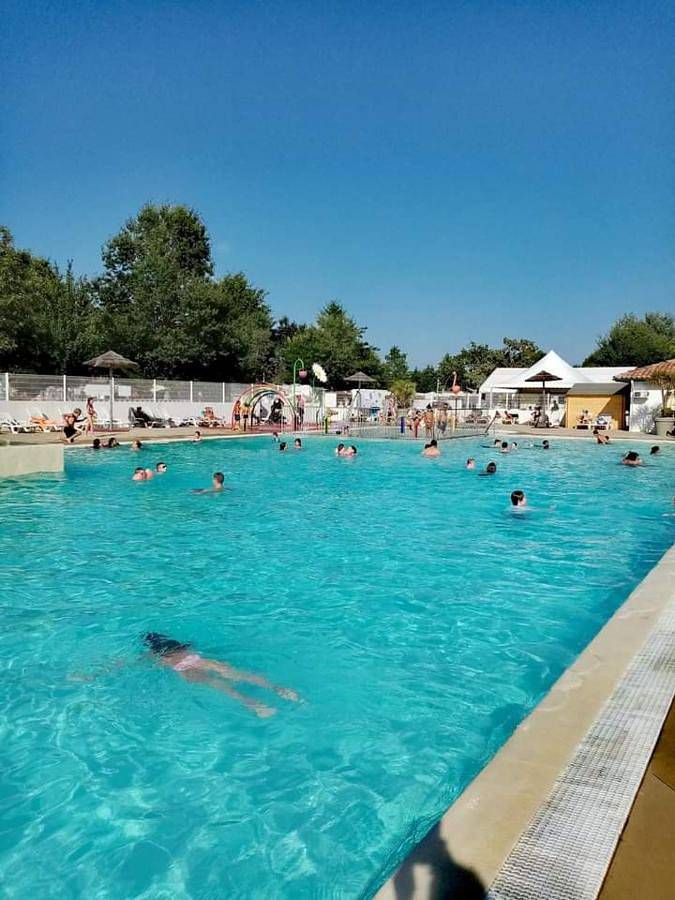 Camping pour 4 personnes, avec jacuzzi et piscine ainsi que jardin et bassin pour enfant