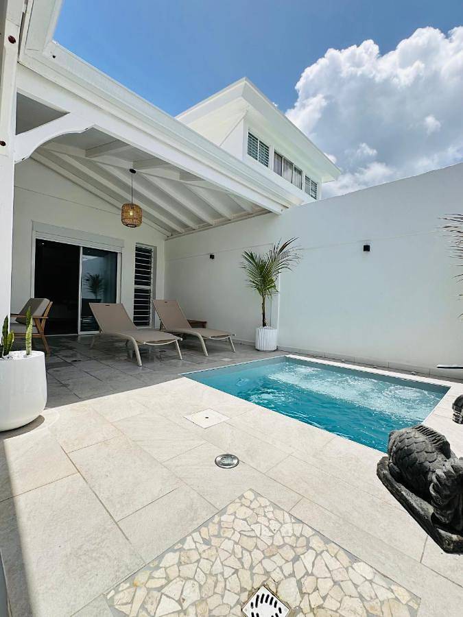 Villa pour 4 personnes, avec jacuzzi ainsi que piscine et terrasse