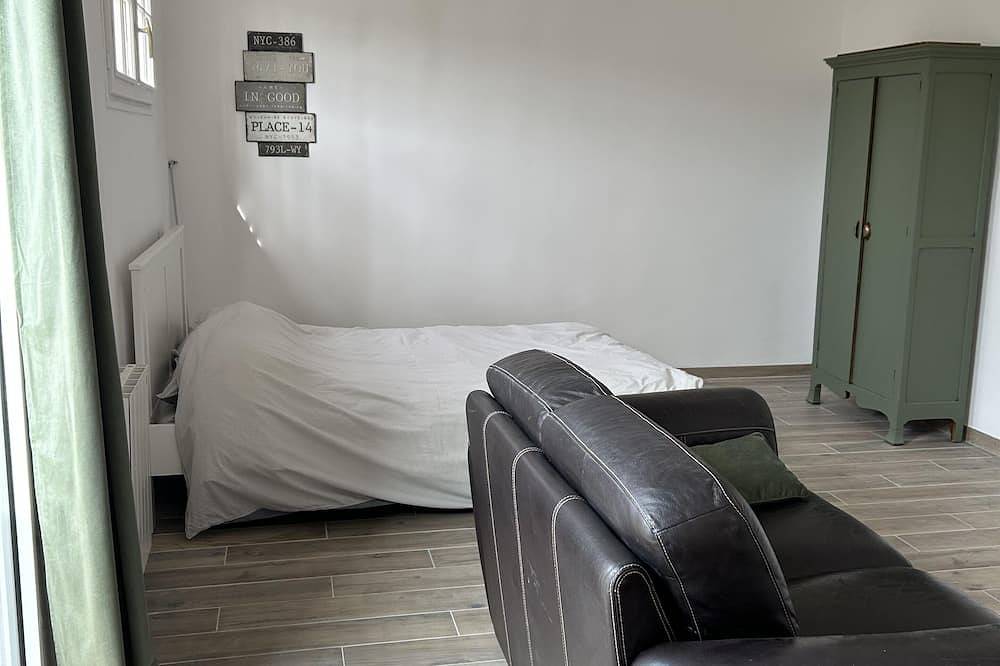 Entire apartment, Grand Studio au Calme et à Proximité de Tout in Ollioules, Toulon region