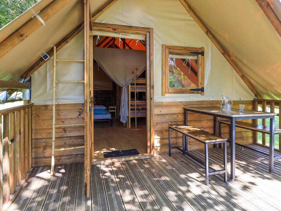Camping Lac de Saint-Point Lamartine - Safarizelt 4 personen - Ecolodge-Zelt Standard 20m² - 2 Zimmer - überdachte Terrasse in Mouthe-Lac et Mont d’Or, Doubs