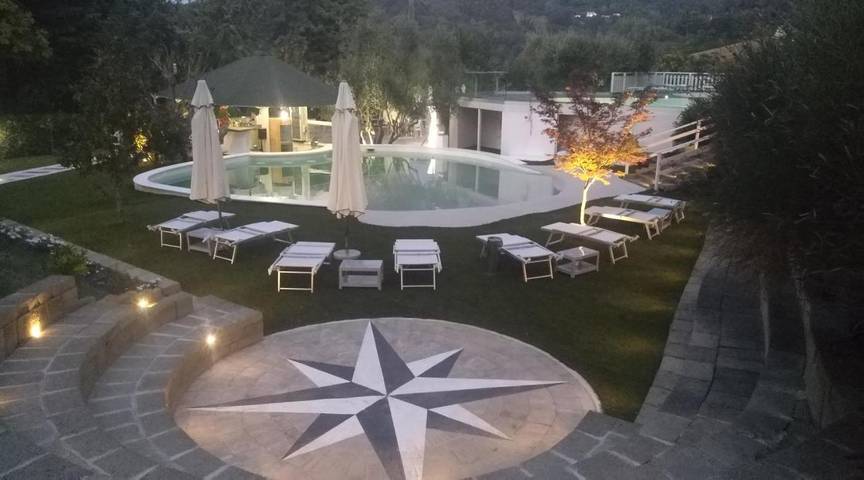 Privatzimmer für 2 Personen, mit Terrasse und Garten sowie Pool und Ausblick