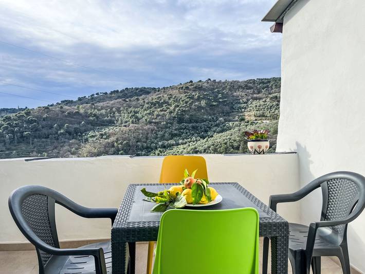 Ferienhaus für 8 Personen, mit Terrasse und Ausblick in Cipressa