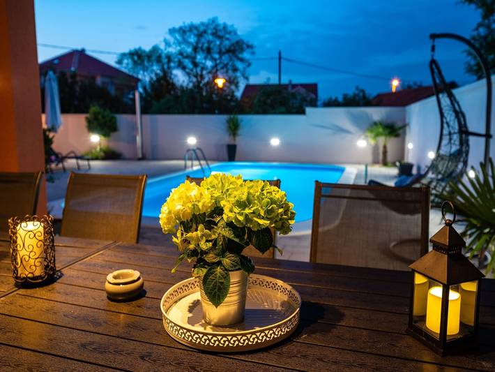 Ferienhaus für 12 Personen, mit Balkon/Terrasse und Terrasse sowie Whirlpool und Garten in Petrcane