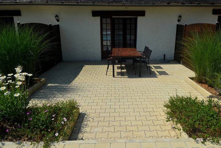 Gîte pour 4 personnes, avec terrasse ainsi que piscine et jardin