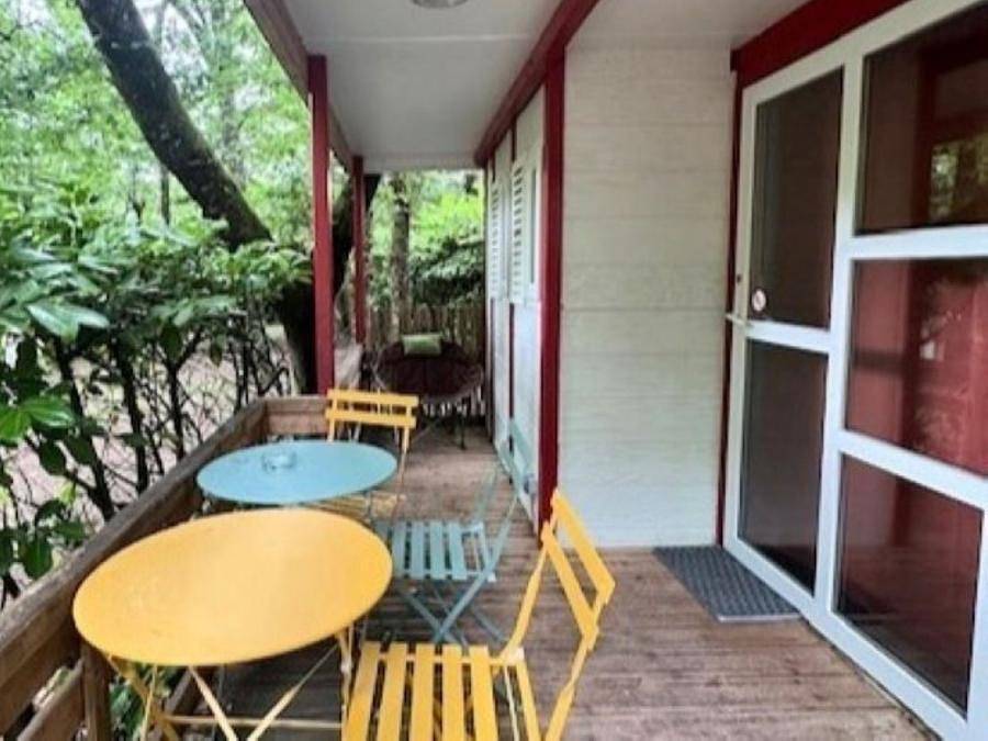 Flower Camping De la Plage - Chalet 4 persons - Confort 27m² 2 bedrooms + covered terrace 7m² - Tv 4 pers in Saint-Cirq-Lapopie, Causses du Quercy Regional Nature Park