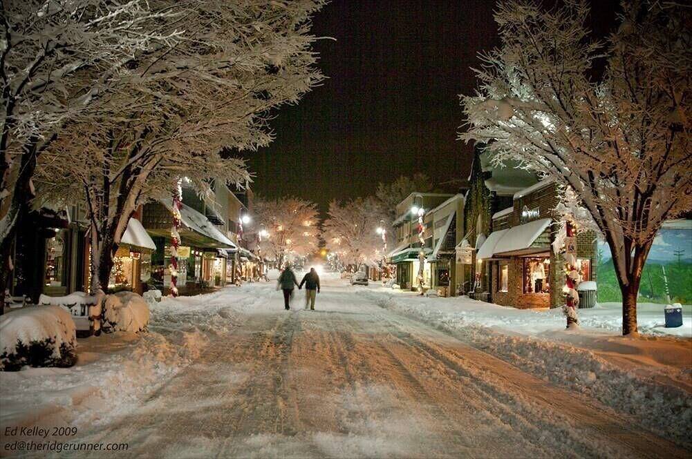 Huckleberry Lodge Spring Fun by Willow Tree Cabins in Blue Ridge Parkway, Maggie Valley