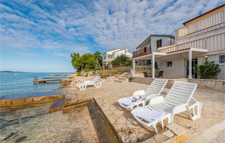 Ganze Ferienwohnung, Gemütliche Ferienwohnung mit Terrasse, WLAN und Parkplatz in der Nähe des Nudistička-Strandes in Bibinje, Zadar