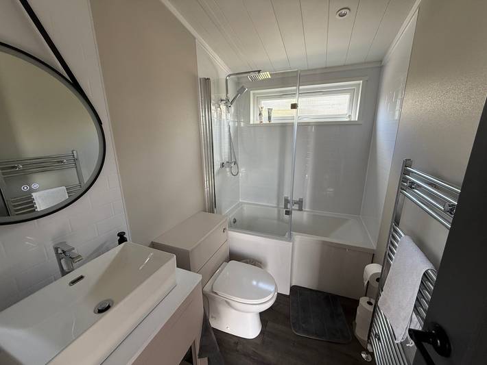 Malton 2-Bed Lodge, Sleeps 4, Pet Friendly in Howardian Hills AONB