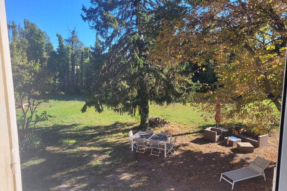 Guest Room 'Chambre D'hôtes Nature' with Shared Terrace, Wi-Fi and Air Conditioning in Cabannes, Arles region
