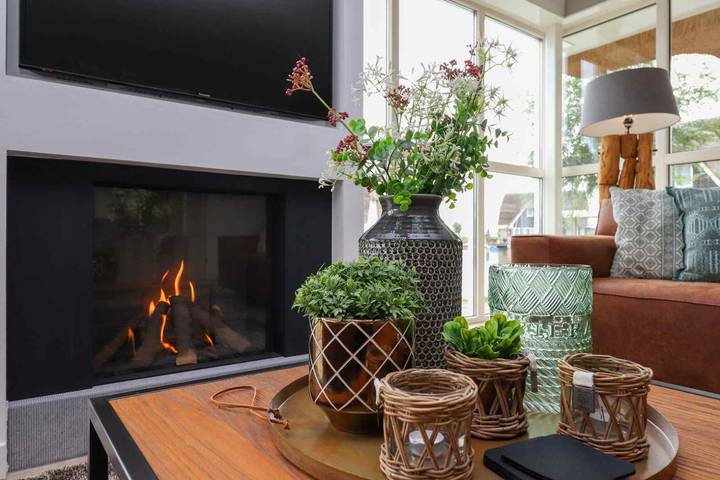 Luxuriöse Wasservilla für 8 Personen mit finnischer Sauna und Terrasse am Wasser. in Delfstrahuizen, Friesland