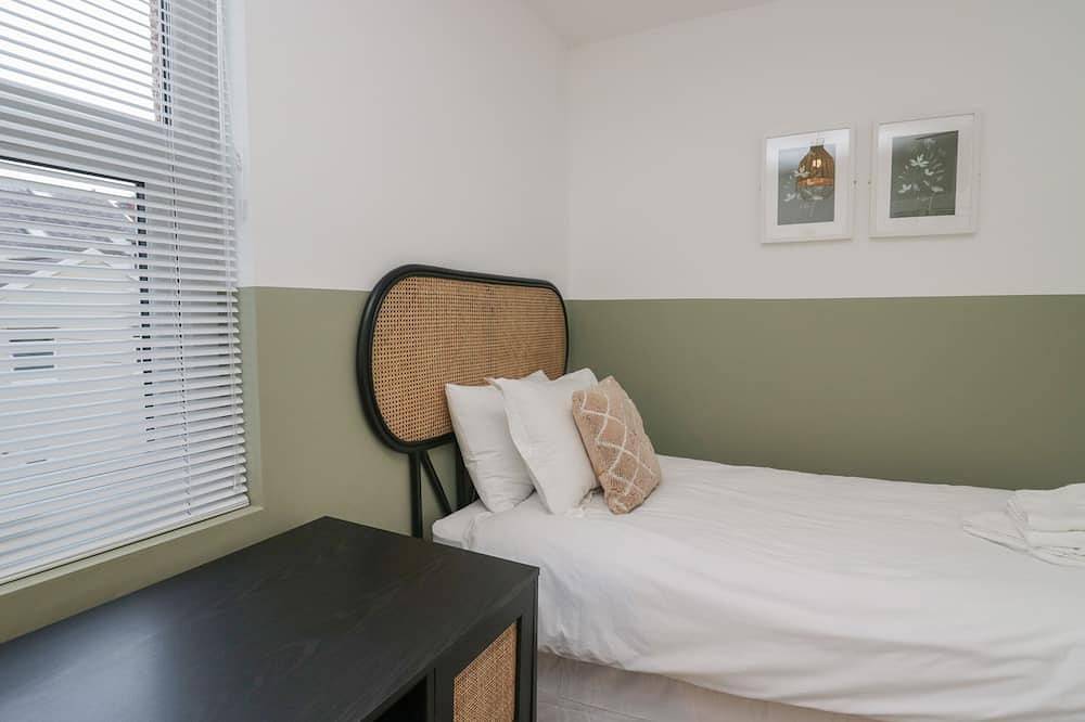 West End Bay, pet friendly, character holiday cottage in Morecambe in Morecambe, Lancashire