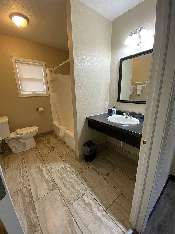 Ganze Wohnung, Stay Simple | Workspace + Free Parking in Pierce County (WI)