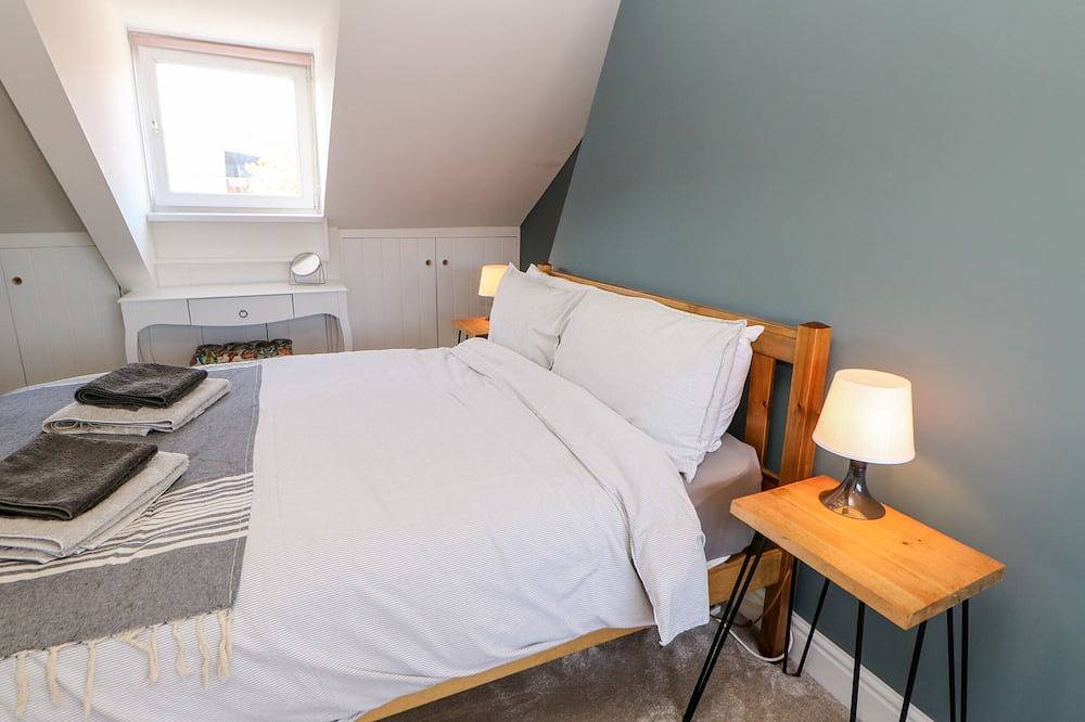 Cowrie Cottage, pet friendly, with open fire in Cullercoats in Tynemouth, North Tyneside