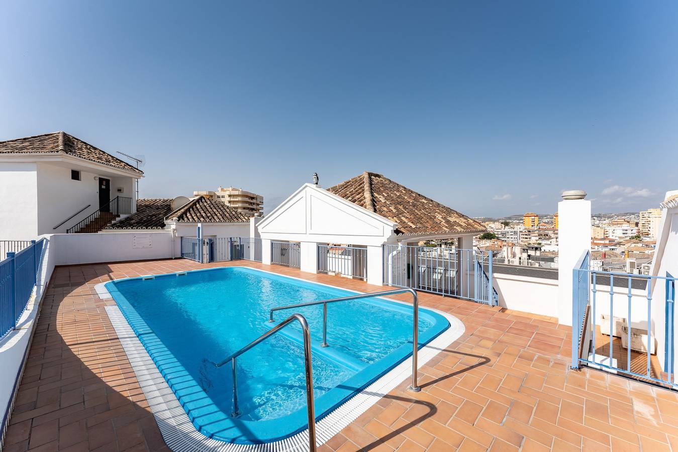 Apartamento entero, Apartamento 'Tres Coronas' con vistas a la montaña, piscina compartida y Wi-Fi in Fuengirola Centre, Fuengirola