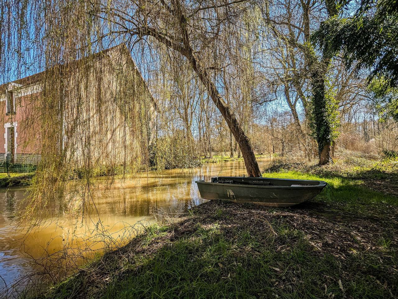 Charmant moulin au cœur du Berry avec étang, proche châteaux et zoo, 4 chambres, parking et terrasse in Chabris, Loire-Tal