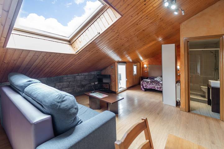 Ganzes Studio, Einzimmerapartment 'Altuzarra 1' mit Bergblick, privater Terrasse und Wlan in Ezcaray, Valdezcaray