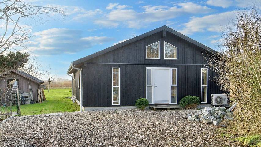 Ferieudlejning for 6 personer, med have i Reersø