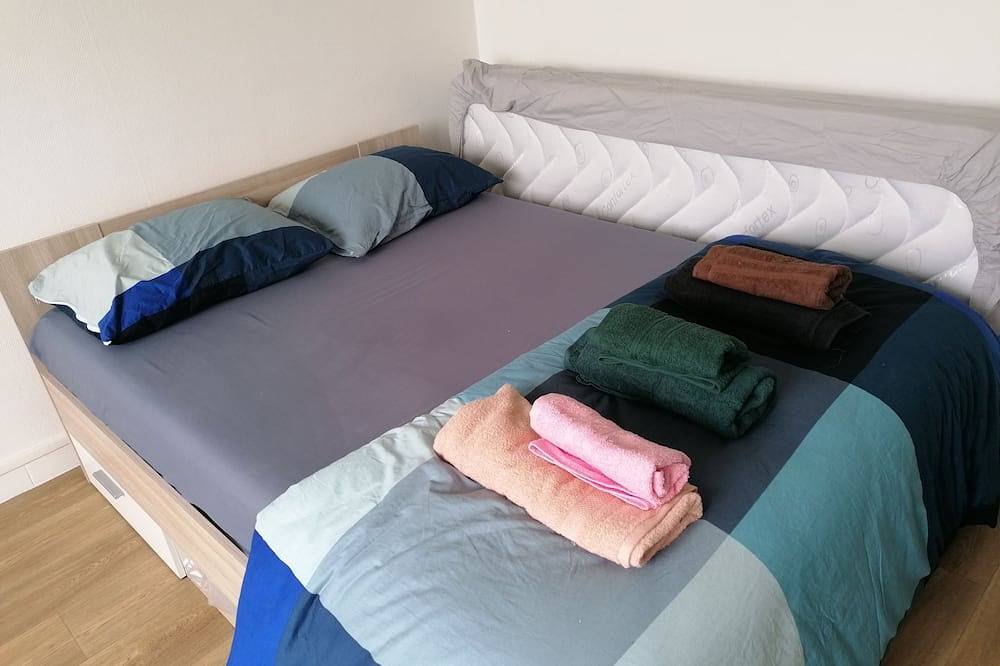 Appartement entier, F1 équipé avec ascenseur, parking et près des transports in Argenteuil, Val-d'Oise