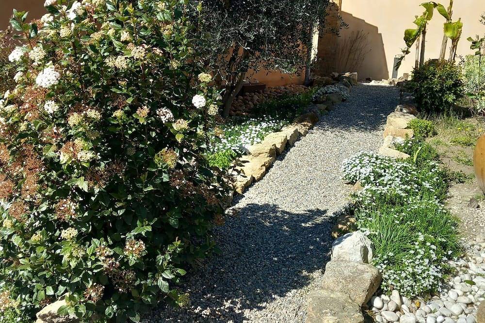 Quiet village house, swimming pool. Serenity guaranteed in its exotic garden. in Entraigues-sur-la-Sorgue, Vaucluse