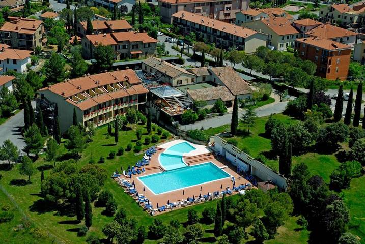 Appartamento per 4 persone, con piscina e piscina per bambini nonché giardino, con animali domestici in San Quirico d'Orcia
