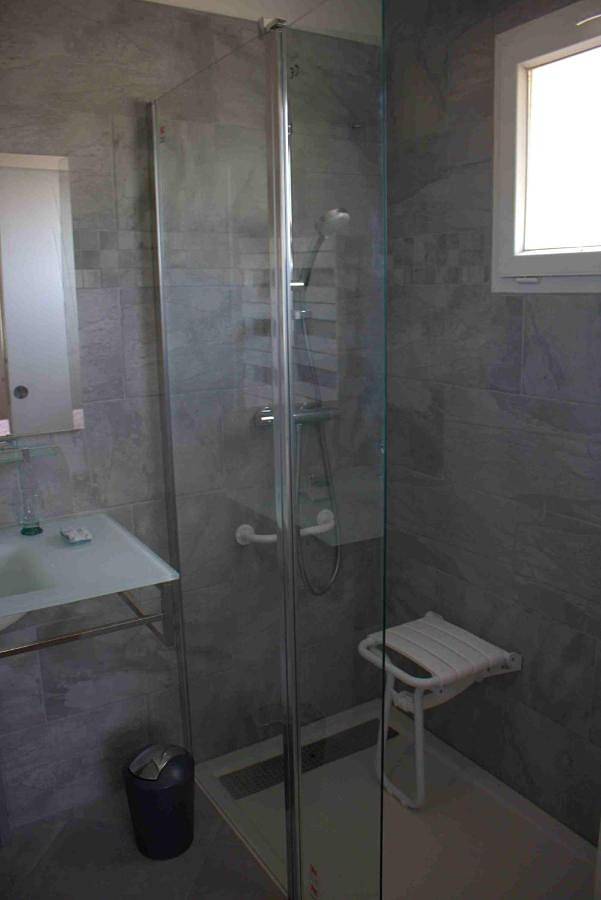 Location de vacances pour 4 personnes, avec vue ainsi que jardin et piscine à Beauvoisin - 2