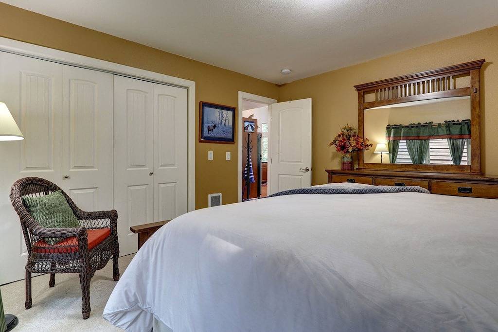 Stunning retreat near the slopes w/ private sauna, gas grill, & spacious deck in Girdwood, Anchorage