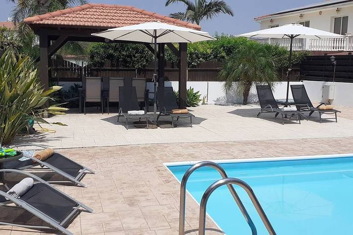 Villa for 8 people, with terrace and garden in Larnaca District