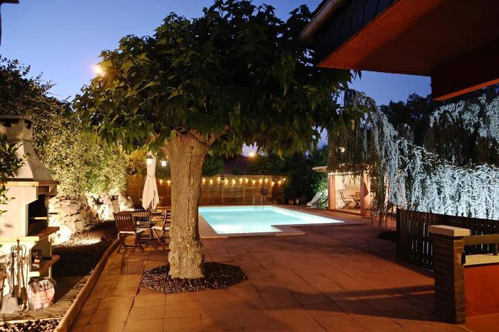 Location de vacances pour 12 personnes, avec Balcon et Terrasse ainsi que Jardin et Piscine à Granollers