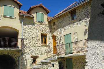 Gîte pour 8 personnes, avec jardin et balcon à Pelleautier