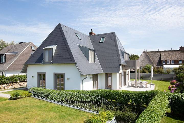 Freistehendes Luxus-Einzelhaus zwischen Wenningstedter Dorfteich und Dünen. in Wenningstedt, Sylt