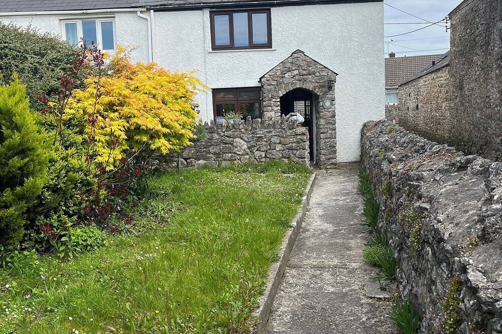 Beautiful cottage, newly decorated in the heart of Nottage village in Porthcawl, Bridgend region
