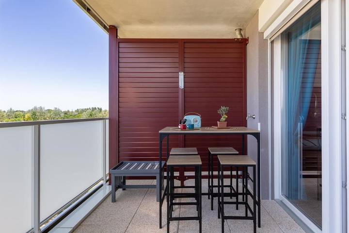 Gîte pour 4 personnes, avec vue ainsi que vue sur le lac et terrasse dans Parc Spirou Provence - 4