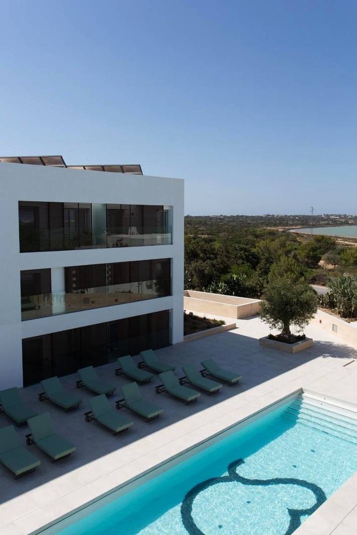 Apartamento para 2 personas, con jardín y piscina además de sauna y jacuzzi en Es Pujols