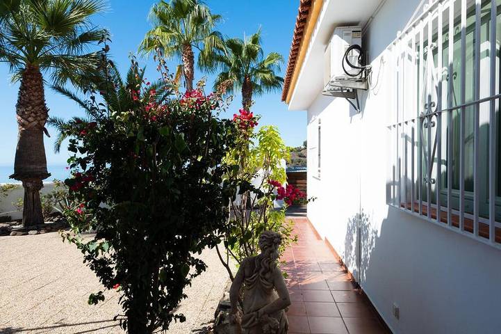 Intime Villa  Meer-/Bergblick 40 m² Pool Palmen free WiFi AC Heizung Sauna Kamin in Sayalonga, Costa del Sol
