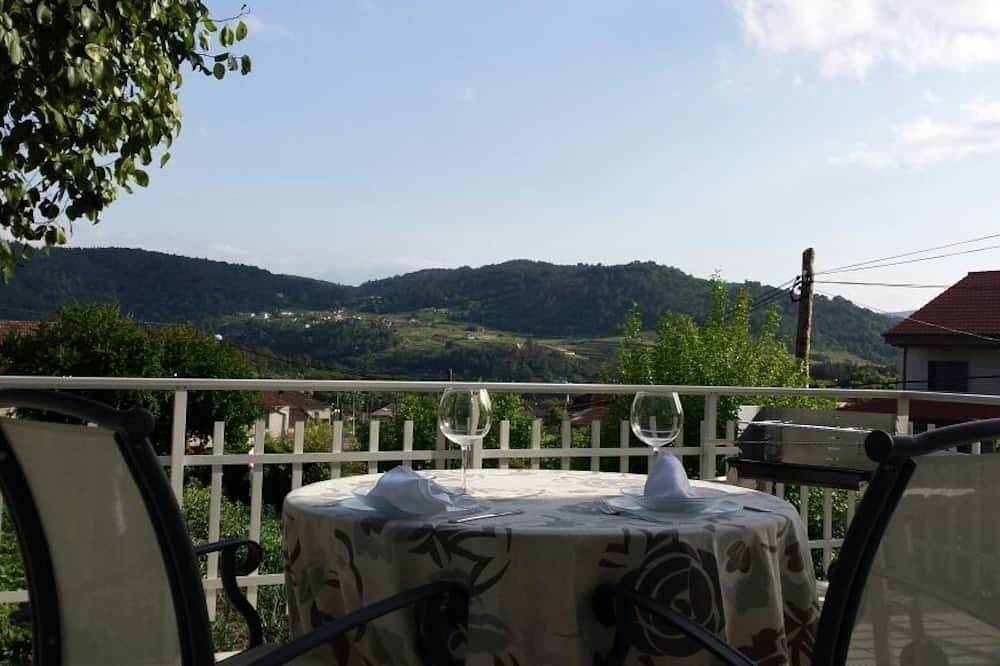 A Casa Do Regueiro, serving wine and thermal water in Cenlle, Ourense Region