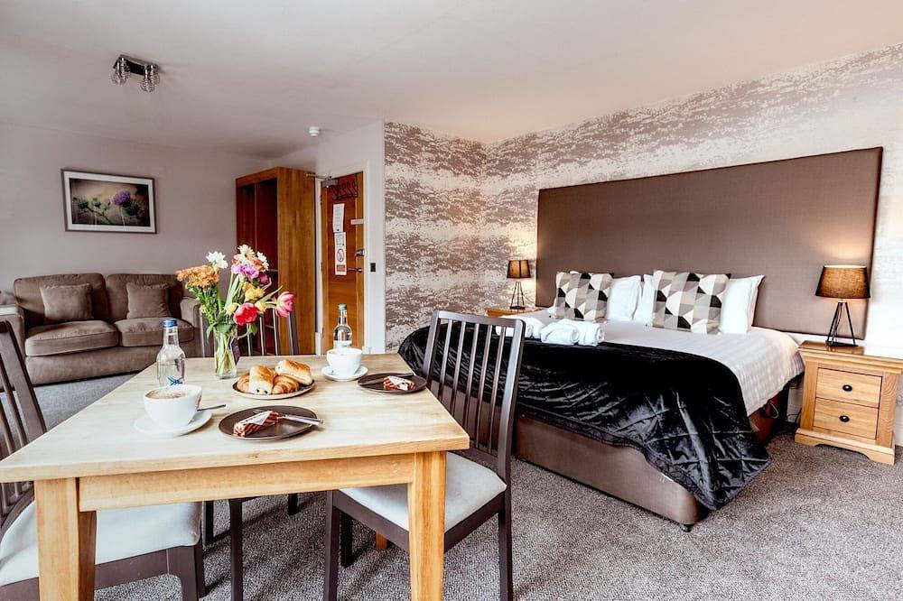 Entire apartment, The Tower - Snowdrop Room in Crieff, Perthshire
