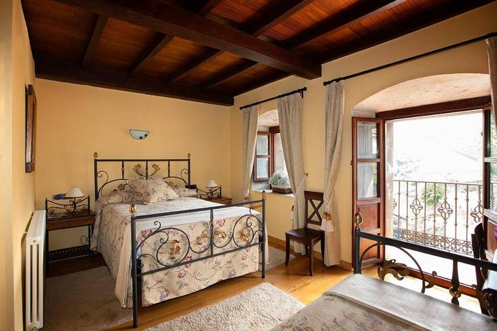 Casa rural para 26 personas, con Balcón y Terraza además de Jardín y Vistas en Valle del Nansa