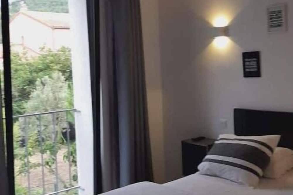 Beautiful, well-equipped house with garden and swimming pool in Marquixanes, Región de Prades (Francia)