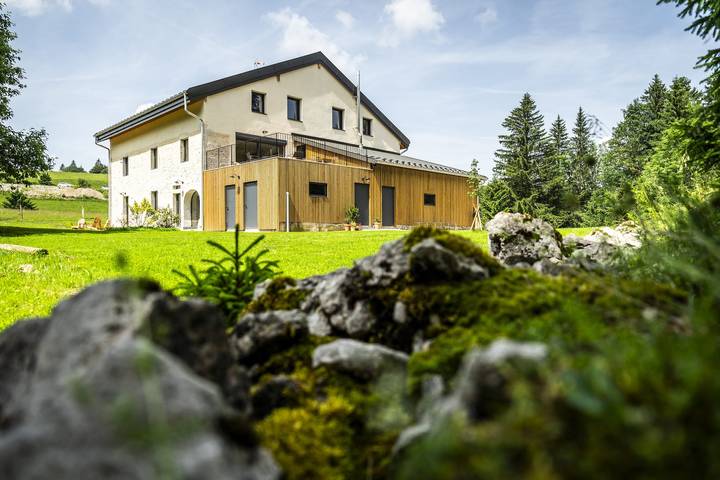 Vacation rental for 6 people, with Hot tub and Yard as well as Sauna in Jura