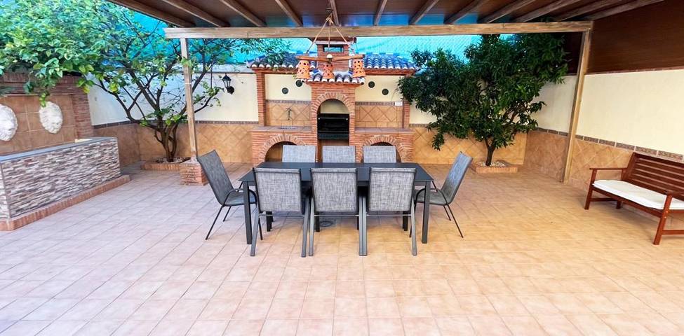 Apartamento para 10 personas, con Balcón y Terraza además de Piscina y Vistas en La Zubia