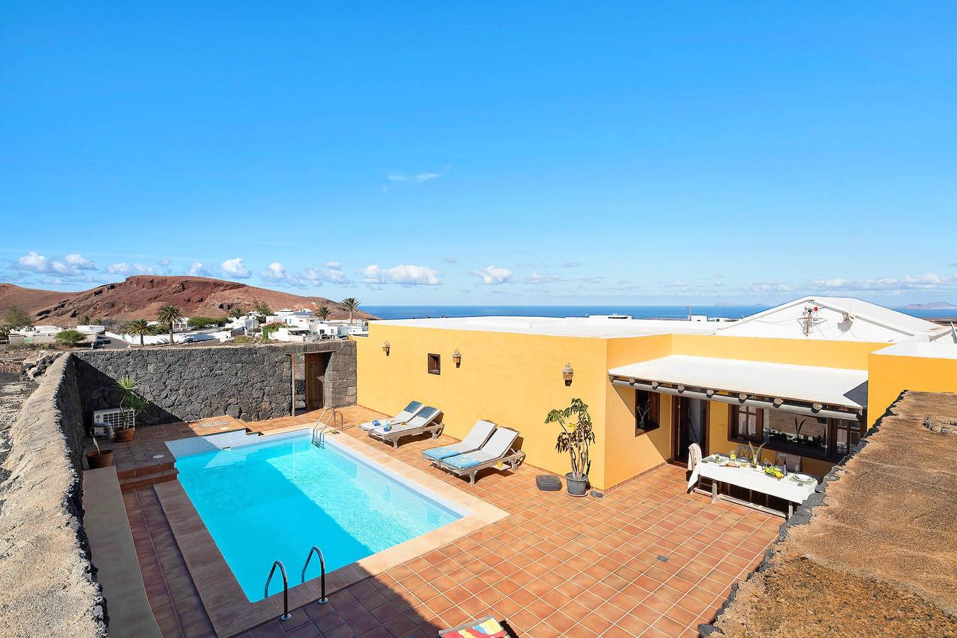Vacation Home "Finca Acequia" with Sea View, Private Pool & Wi-Fi in Tinajo, Timanfaya National Park