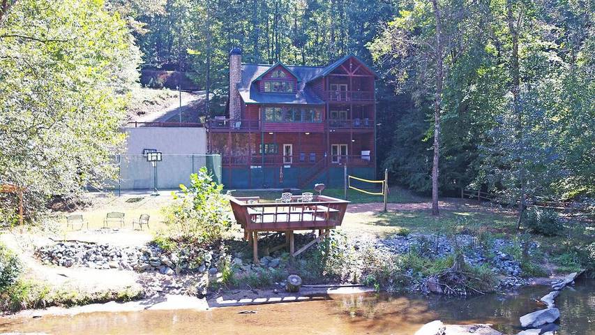 Vacation rental for 20 people, with yard and hot tub in Chattahoochee National Forest